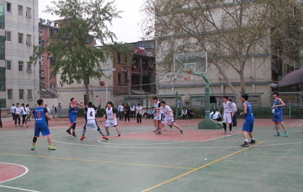 郑州16中与郑州二砂寄宿学校举行学生篮球联谊比赛